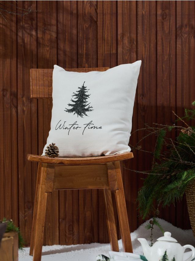Sinsay - Vankúš s potlačou vianočného stromčeka a nápisom „Winter time” - krémová