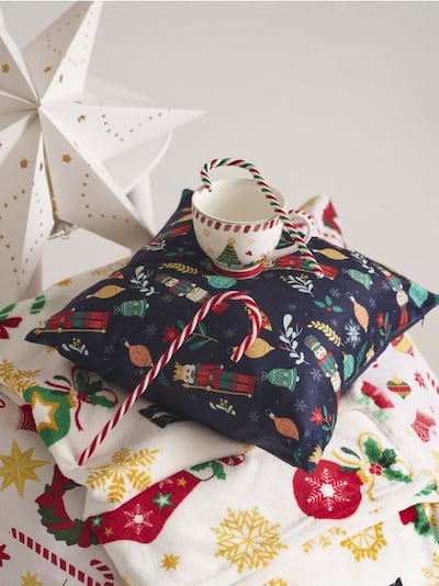 Різдвяна декоративна наволочка з принтом лускунчиків і ялинкових кульок
