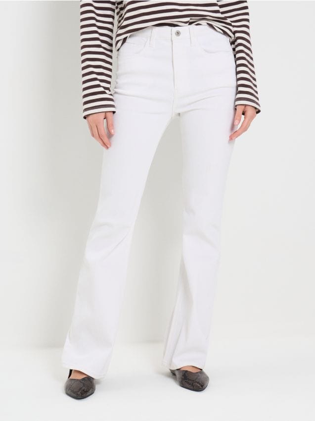 Sinsay - Blugi evazați cu talie medie - alb