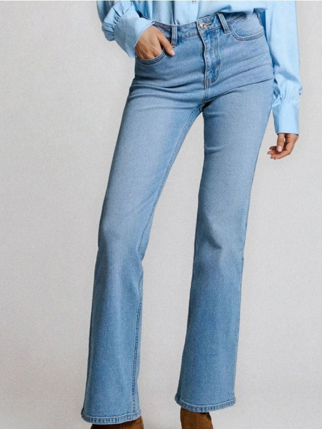 Sinsay - Džínsy do zvonu so stredným pásom - modrá