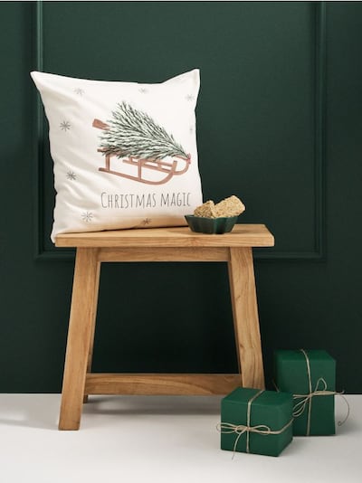 Božićna jastučnica sa printom sanjki i božićne jelke