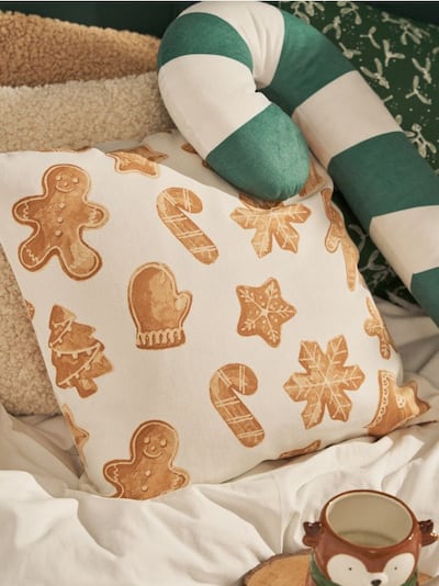 Božićna jastučnica sa printom medenjaka i zvezdica