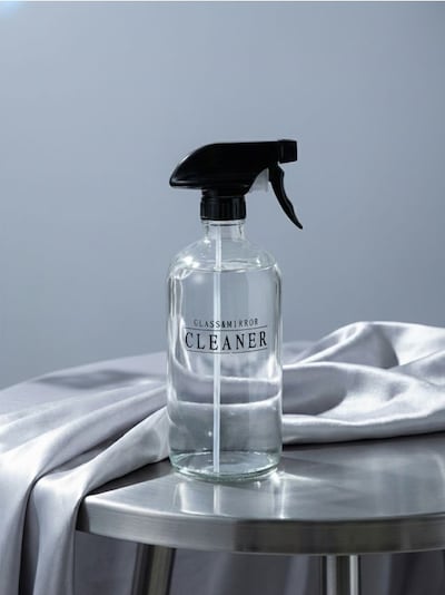 Steklenička z razpršilcem za čistila