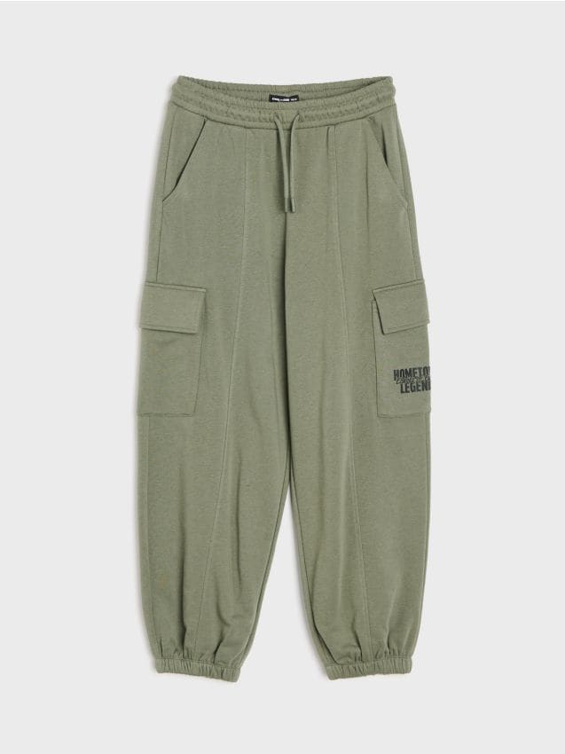 Sinsay - Pantaloni de trening balloon cu buzunare cargo - verde-pal
