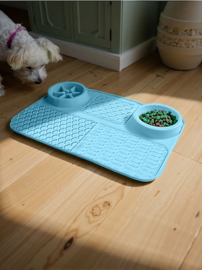 Mat koja usporava hranjenje za pse