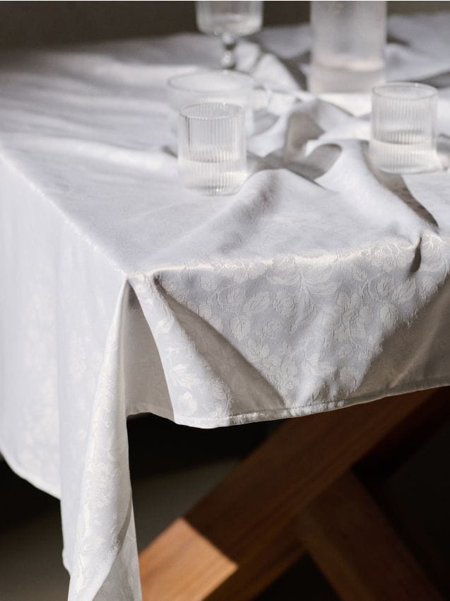 Sinsay - Față de masă cu model floral embosat - alb