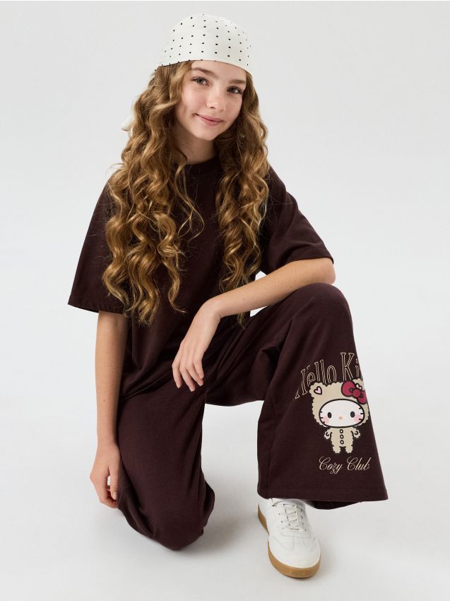 Sinsay - Pantaloni de trening cu crac larg Hello Kitty - maro-închis