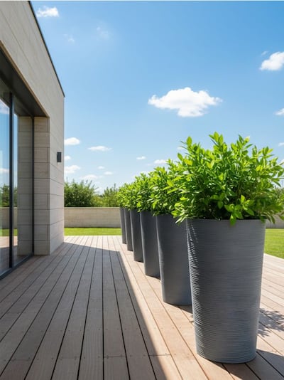 Wysoka doniczka z dekoracyjną fakturą