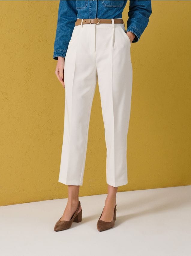 Sinsay - Spodnie carrot z nogawką w kant i paskiem - kremowy