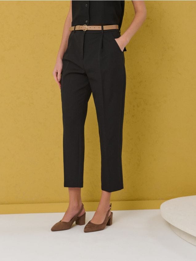 Sinsay - Spodnie carrot z nogawką w kant i paskiem - czarny