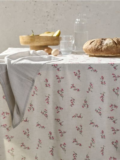 Скатертина з квітковим візерунком