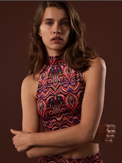 Vzorovaný crop top