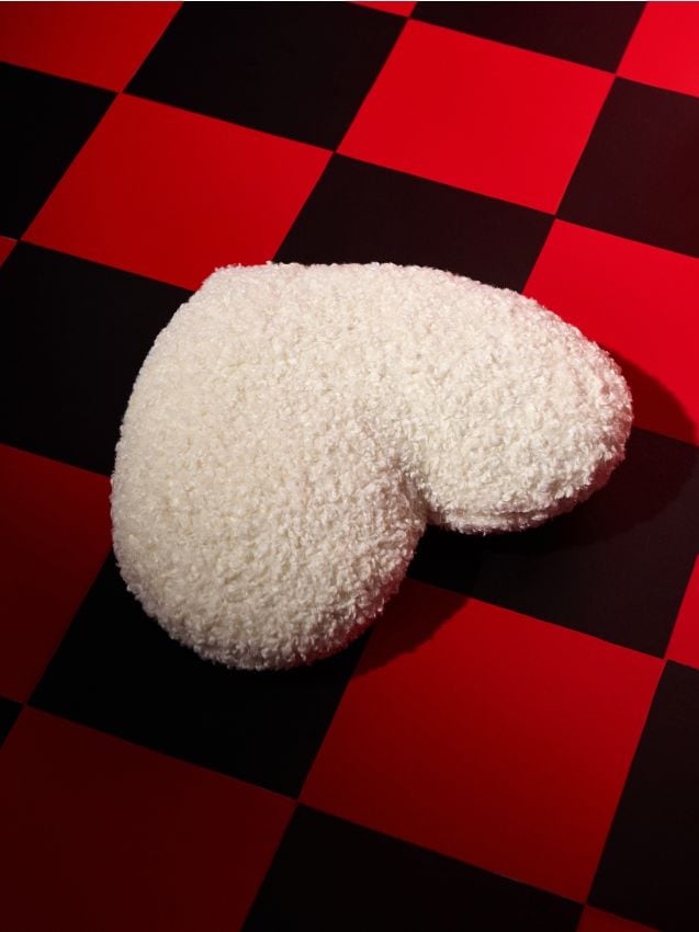 Sinsay - Pernă boucle în formă de inimă - crem