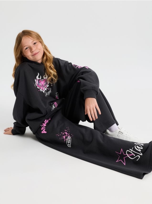 Sinsay - Pantaloni de trening cu crac larg Stitch - gri-închis