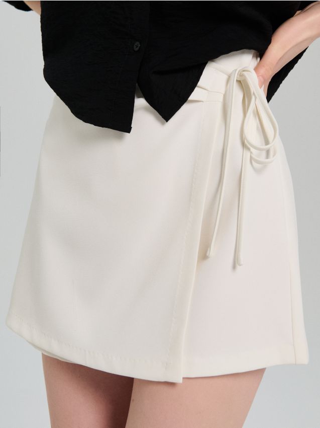 Sinsay - Spódnico-spodenki z ozdobnym wiązaniem - kremowy