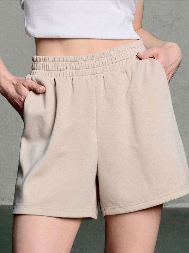 Sinsay - Pantaloni sport scurți soft touch - bej