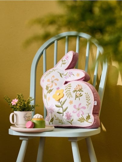 Kissen in Form eines Osterhasen mit Blumen
