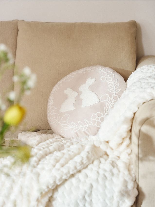 Sinsay - Pernă decorativă rotundă cu motiv de iepurași - bej