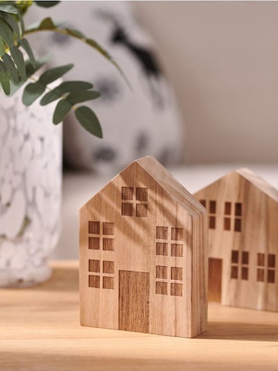 Різдвяна декорація у формі дерев'яного будинку