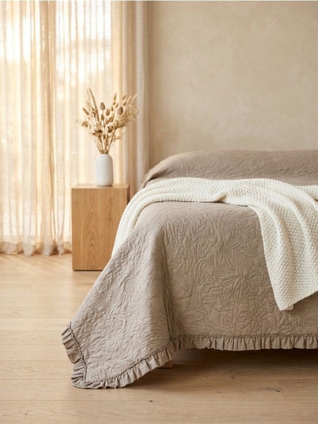 Copriletto con motivo floreale e volant - beige
