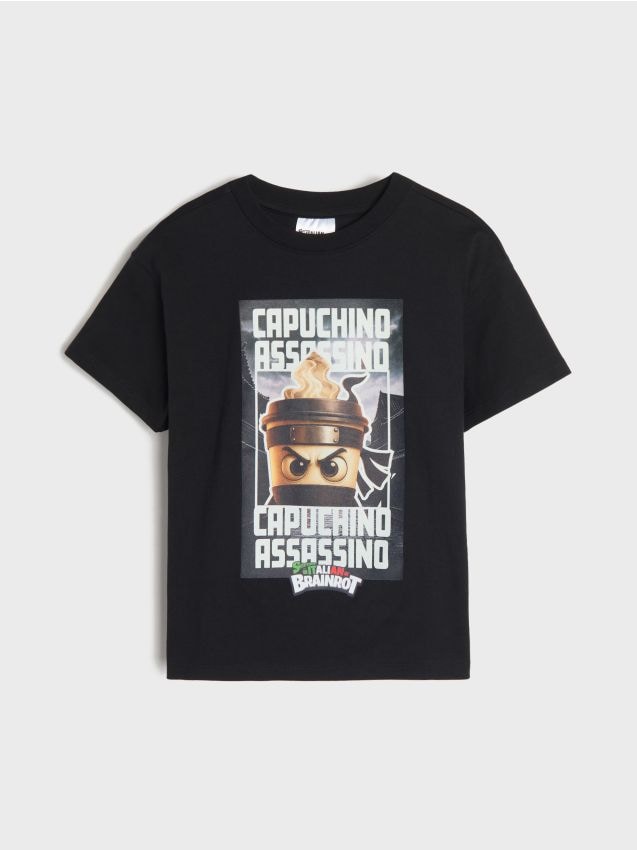 Sinsay - Tricou din bumbac cu imprimeu Italian Brainrot Capuchino Assasino - negru