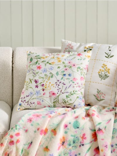 Dekoratives Kissen mit Blumenmuster