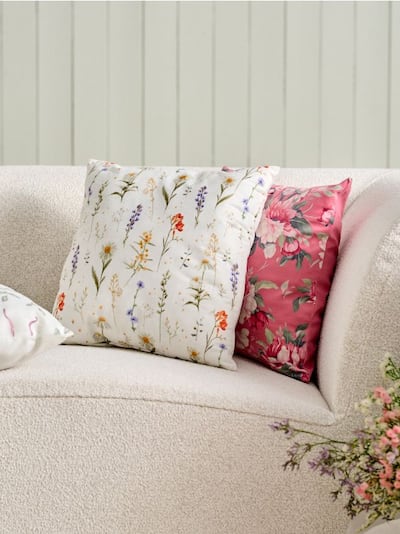 Dekorační polštář s květinami