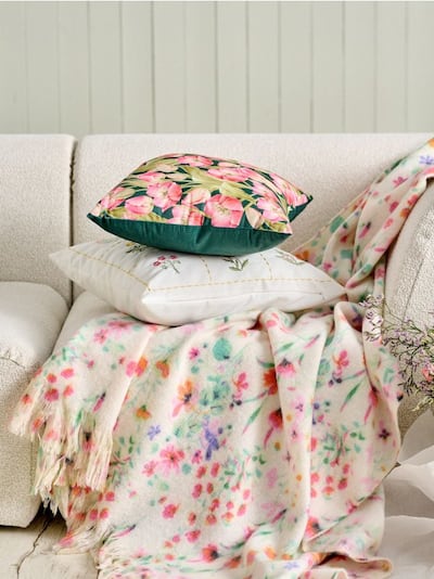 Dekorační polštář s květinami