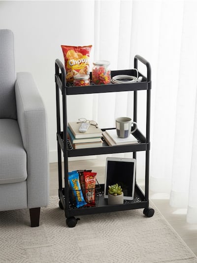 Kolmetasandiline riiul ratastel