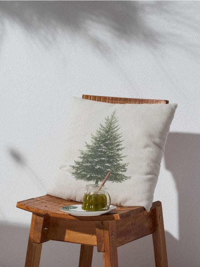 Sinsay - Vianočný vankúš s motívom vianočného stromčeka - krémová