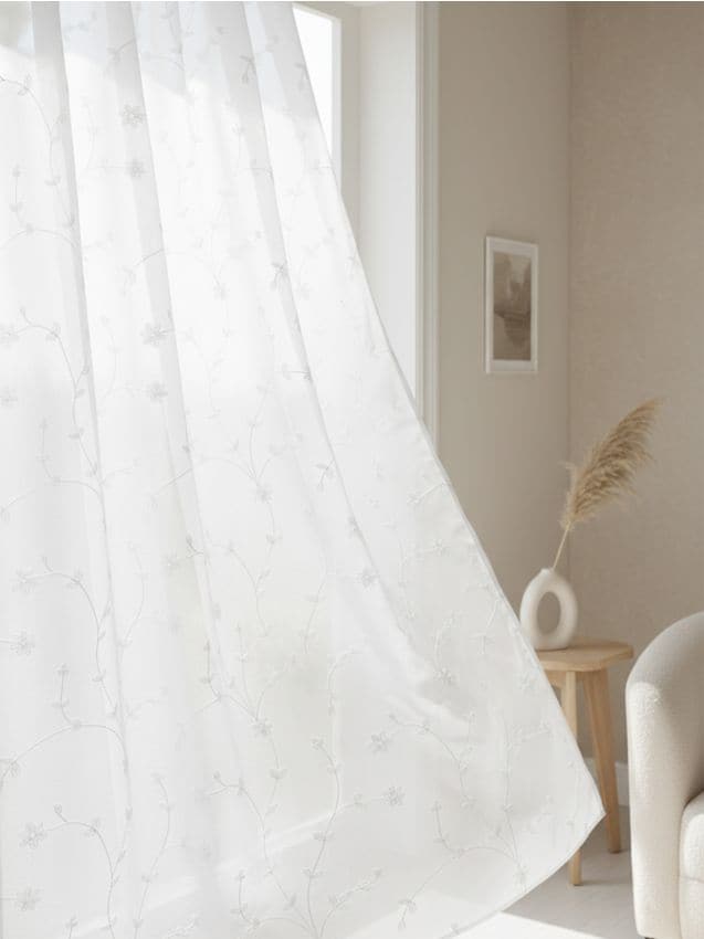 Sinsay - Perdea cu bandă de încrețire și broderie florală - alb