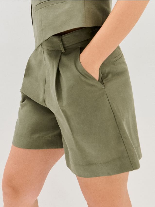 Sinsay - Șorturi din lyocell cu pliere și amestec de in - verde-pal