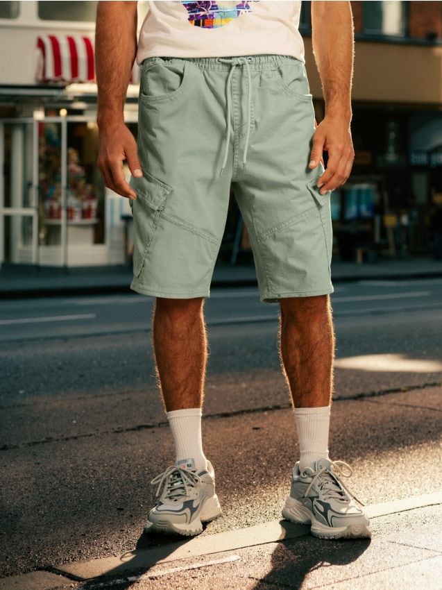 Sinsay - Pantaloni scurți jogger, din denim - verde-pal