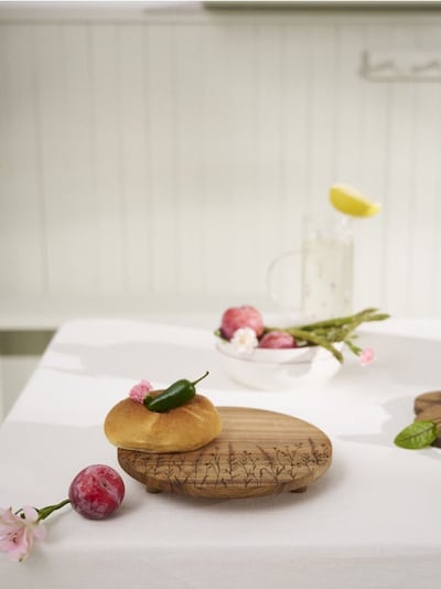 Puit serveerimisplaat lillemustriga