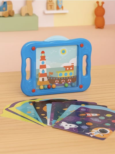 Ügyességi játék cserélhető táblákkal