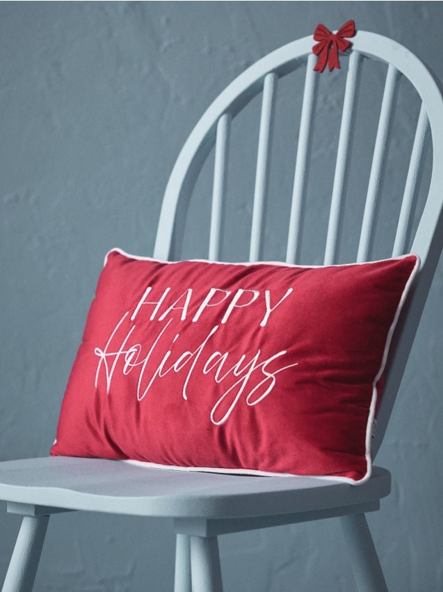 Sinsay - Pernă decorativă de Crăciun cu inscripție argintie „Happy Holiday” - roșu