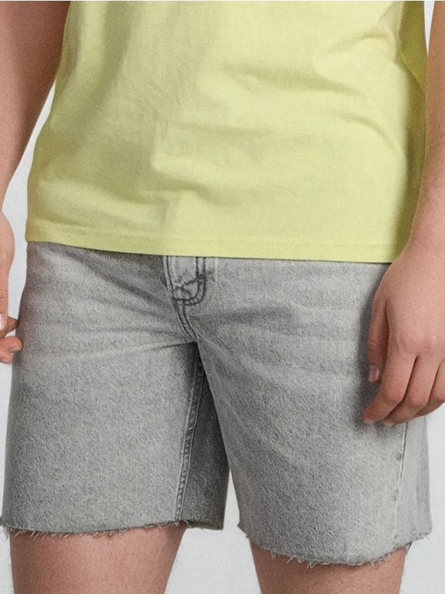 Sinsay - Szorty jeansowe z surowym wykończeniem - beżowy