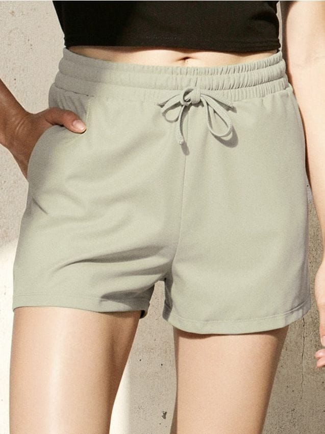 Sinsay - Pantaloni scurți cu cordon în talie soft touch - verde-pal