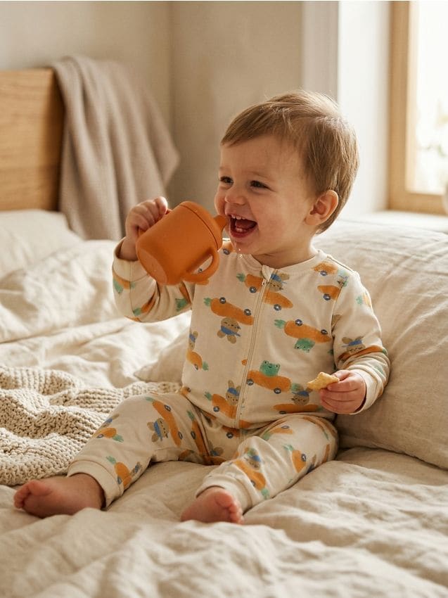 Sinsay - Salopetă din bumbac pentru bebeluși - crem