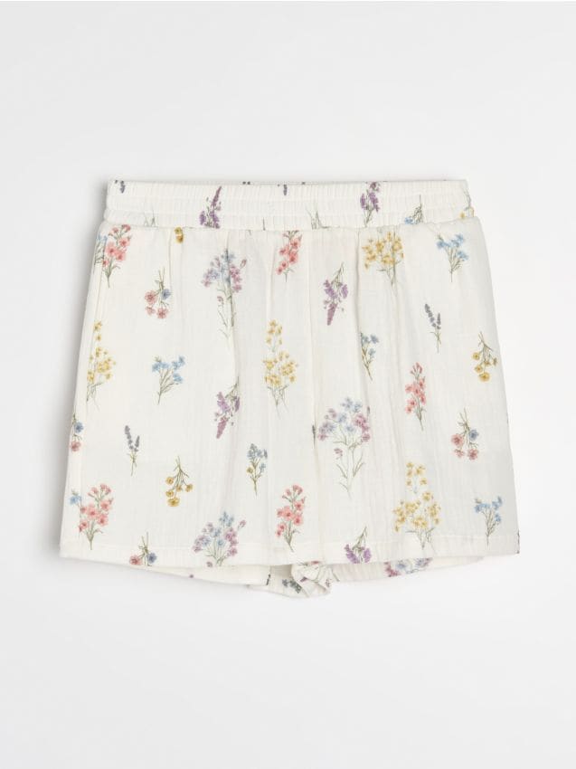 Sinsay - Pantaloni scurți din muselină cu buzunare cu model floral - multicolor