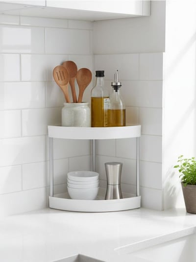 Dvouúrovňová rohová police s květinovými výřezy