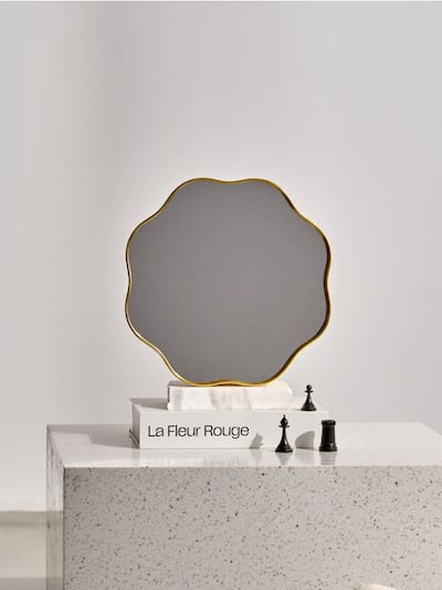 Dekoratiivne ebakorrapärase kujuga peegel kuldses raamis