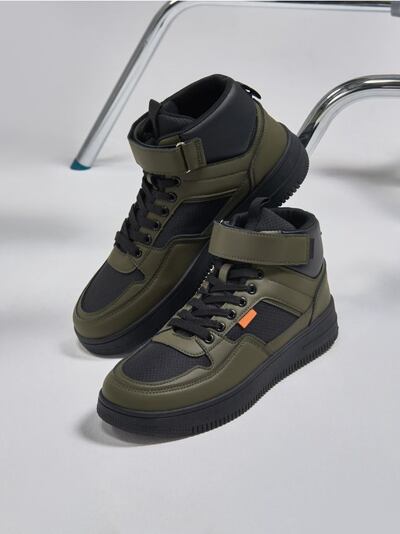 ЖІНОЧІ КРОСІВКИ