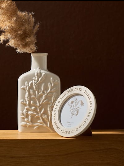 Kulatý fotorámeček s reliéfním nápisem