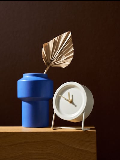 Мінімалістичний настільний годинник на підставці