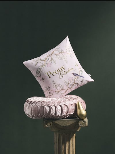 Padjapüür lillemustriga ja kirjaga