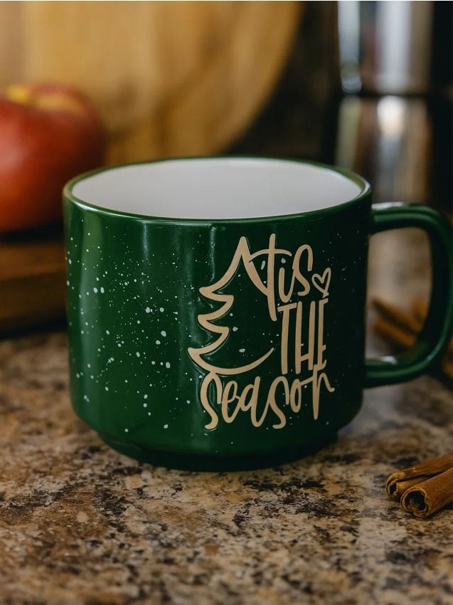 Sinsay - Vianočný kameninový hrnček s nápisom „’Tis the season“ - zelená