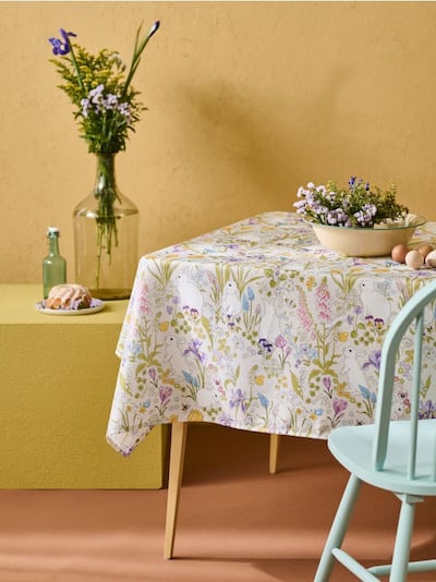 Скатертина з квітковим візерунком