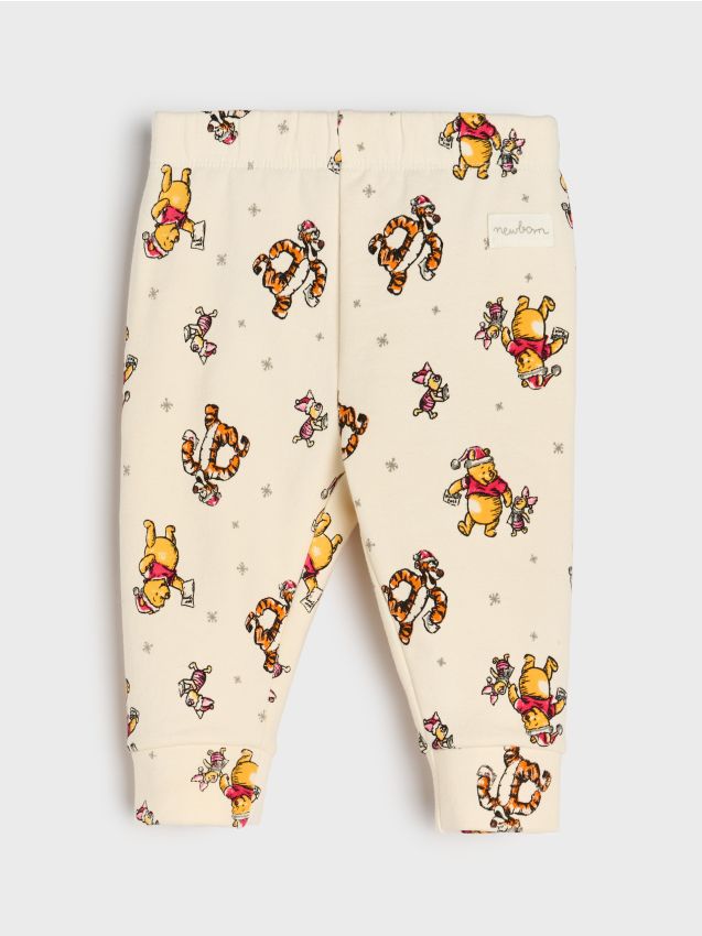 Sinsay - Pantaloni cu fleece în interior cu motiv de Crăciun Winnie the Pooh - crem
