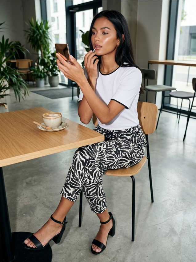 Sinsay - Tricou cu margine contrastantă - alb